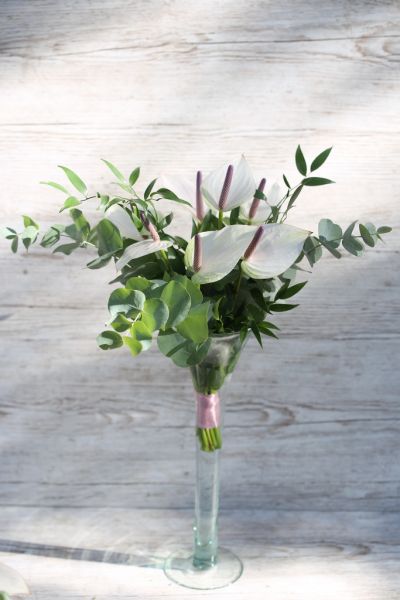 Magas asztaldísz vázában (flamingó, eukaliptusz, fehér, zöld)