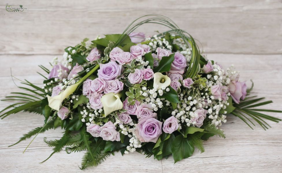 Főasztaldísz (bokros rózsa, kála, rezgő, fehér, halvány lila)