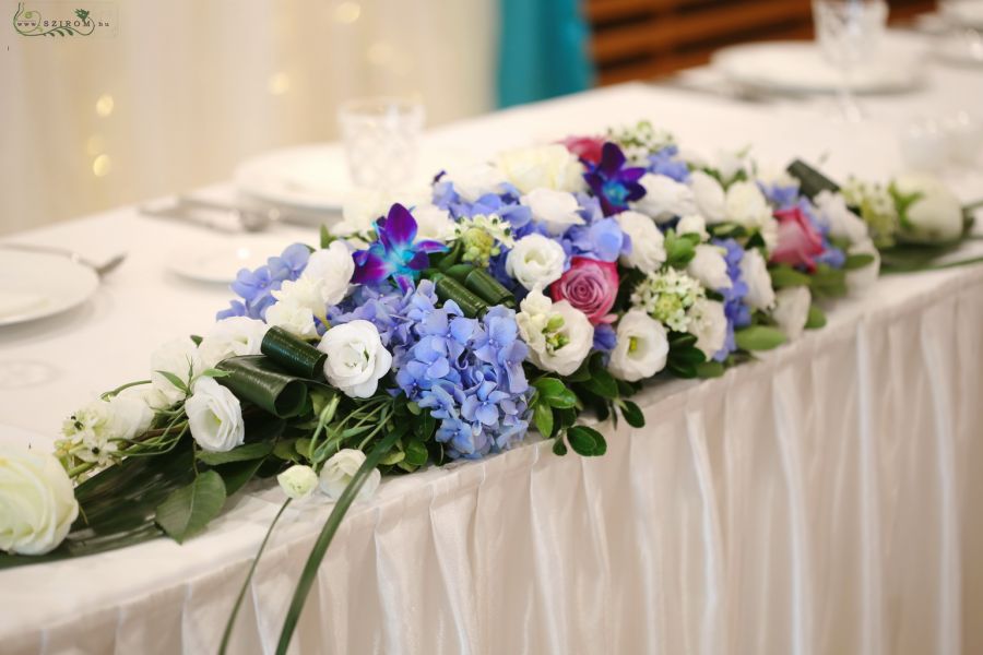 Főasztaldísz Barabás villa (hortenzia, liziantusz, rózsa, dendrobium orhidea, fehér, kék, lila)
