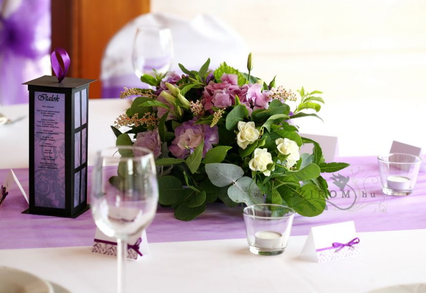 Kerek asztaldísz, Petneházy Hotel (liziantusz, hortenzia, bokros rózsa, lila), esküvő