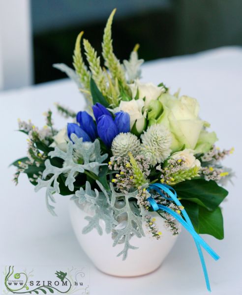 Kis asztaldísz kék - fehér (encián, bíborka, sóvirág, rózsa), esküvő