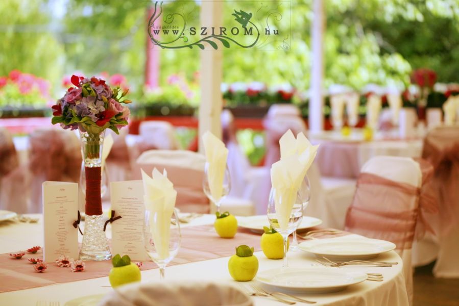 Esküvői asztaldísz almákkal, Csónakház Fogadó udapest (hortenzia, liziantusz, mokara orchidea, lila)