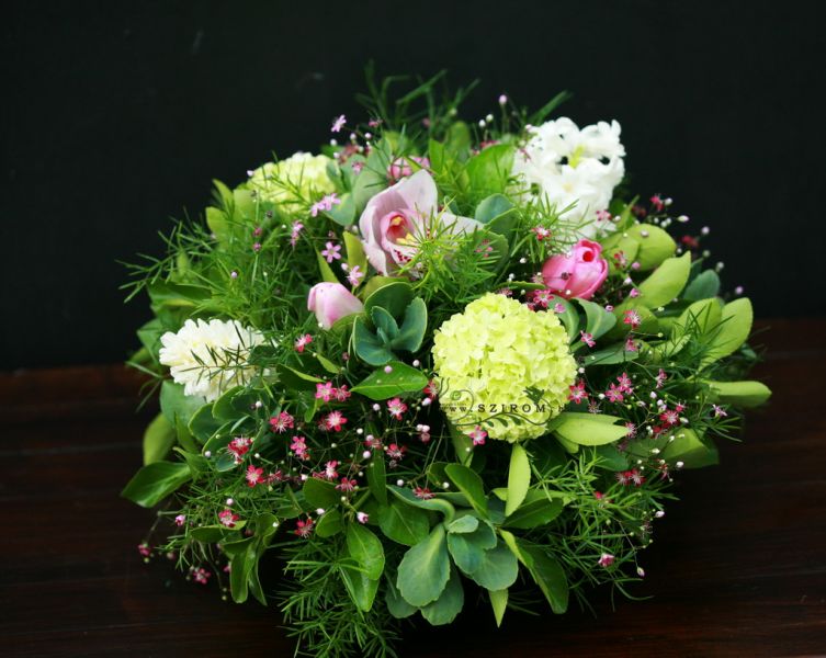 Tavaszi kerek asztaldísz (labdarózsa, orchidea, tulipán, rezgő, jácint, zöld, rózsaszín), esküvő
