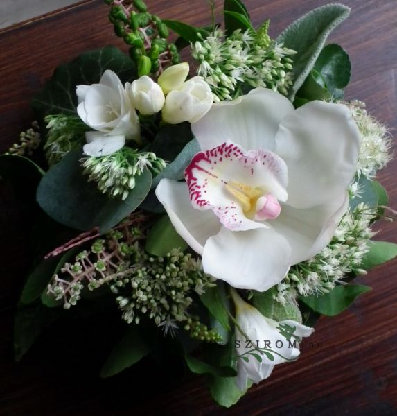 Kicsi asztaldísz (orchidea, frézia, sedum, fehér), esküvő