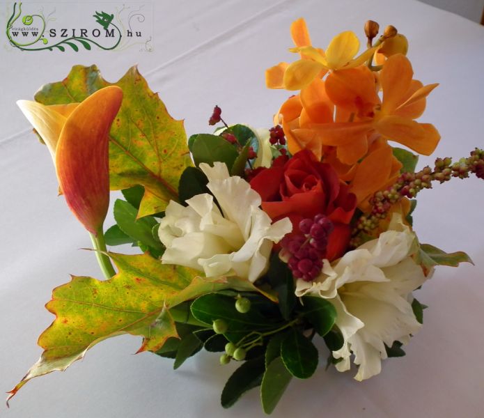 Kis narancs asztaldísz (mokara orchidea, kála, rózsa, liziantusz), esküvő