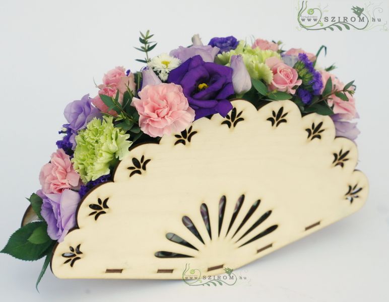 Legyező csokor asztaldísz (liziantusz, bokros rózsa, szegfű, lila, rózsaszín, zöld), esküvő