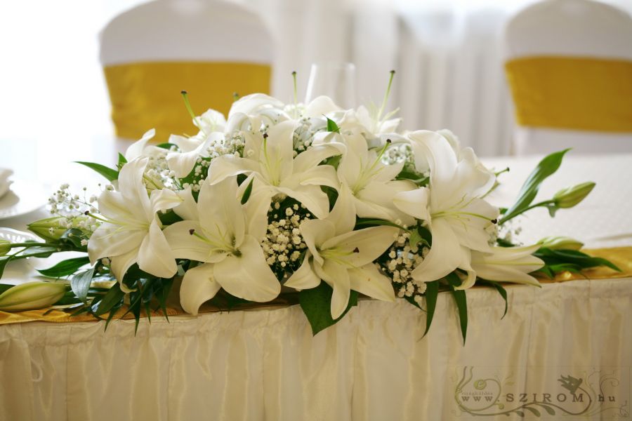 Főasztaldísz (liliom, rezgő, fehér),  Ádám Villa  Budapest, esküvő