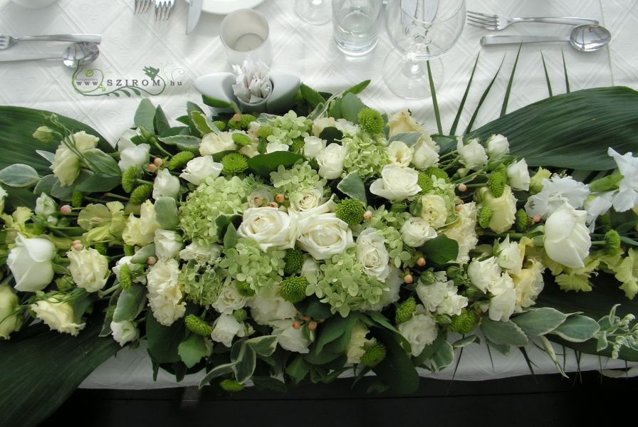 Főasztaldísz (rózsa, liziantusz, hortenzia, gomb krizi, kardvirág, fehér, zöld), Spoon hajó, esküvő