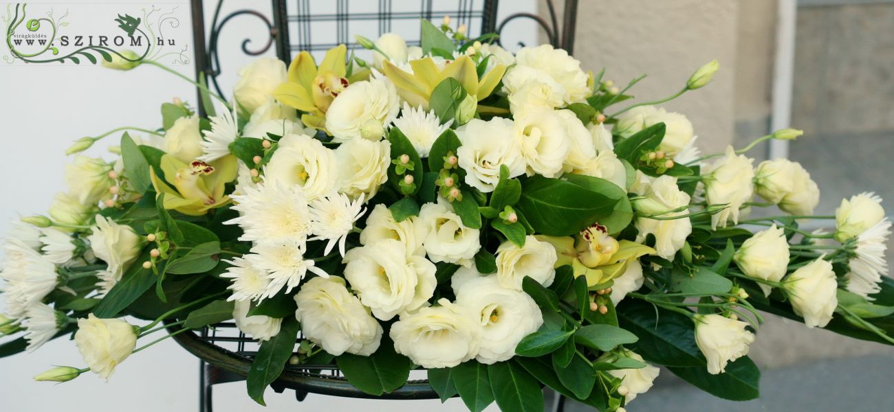 Főasztaldísz (orchidea, liziantusz, krizi, hypericum, krém, fehér, zöld), esküvő