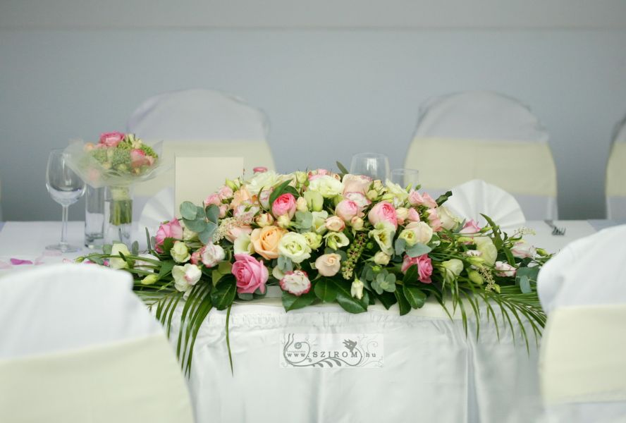 Főasztaldísz (angol rózsa, rózsa, liziantusz, bokros rózsa, fehér, barack, rózsaszín),  Átrium Caffé Budapest, Kristály ház, esküvő