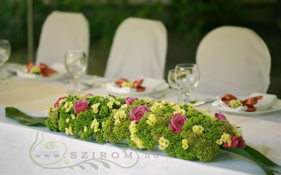 Főasztaldísz (zöld sedum, rózsaszín rózsa, santini), Óbuda, esküvő