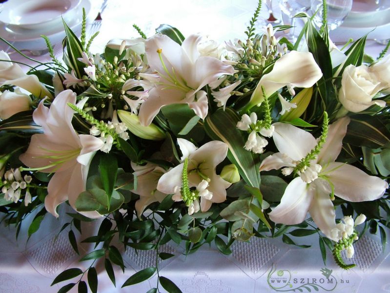 Főasztaldísz (fehér liliom, rózsa, liziantusz, gyertyavirág, agapanthusz) Lázár Lovaspark, esküvő