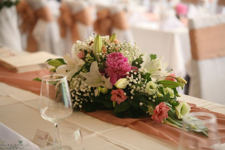 Főasztaldísz (pünkösdi rózsa, liziantusz, bokros rózsa, rezgő, liliom, rózsaszín, fehér), Hemingway Étterem, esküvő