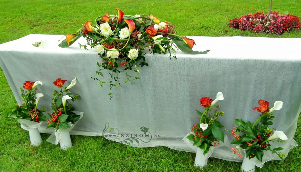 Főasztaldísz (narancs rózsa, liziantusz, kála) Vasúttörténeti Park, esküvő