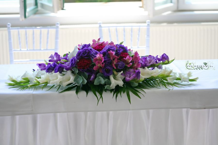 Főasztaldísz (kardvirág, alstromeria, liziantusz, szegfű, lila), Malonyai Kastély, esküvő