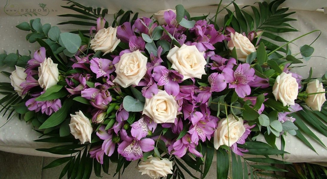 Főasztaldísz rózsával, inkaliliommmal (lila, krém), esküvő