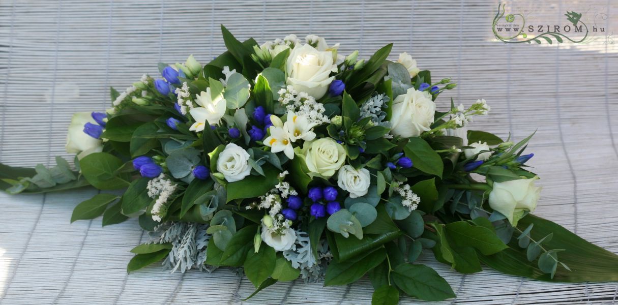 Főasztaldísz (rózsa, gentiana, frézia, limonium, encián, kék, fehér), esküvő