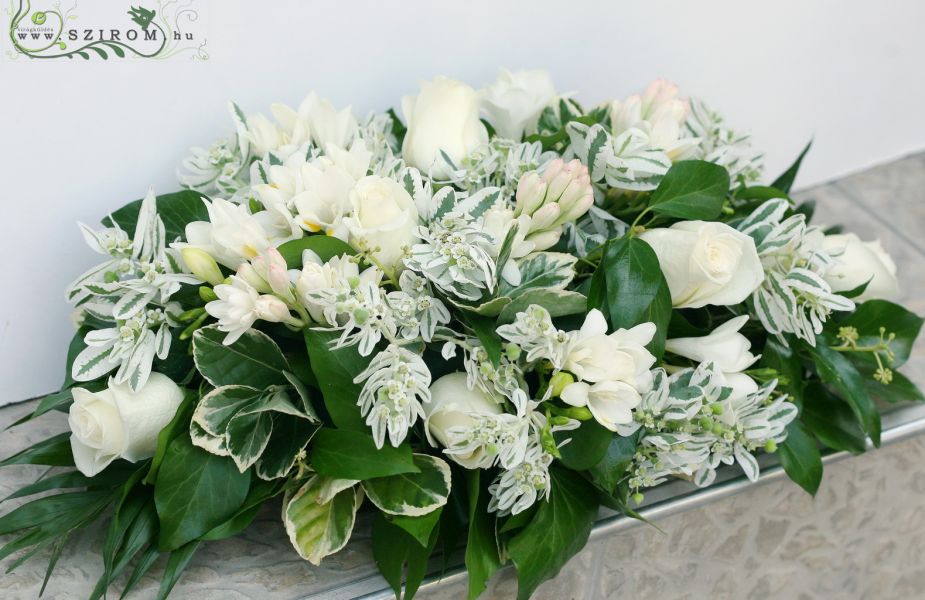 Főasztaldísz (fehér rózsa, tubarózsa, frézia, jégvirág), esküvő
