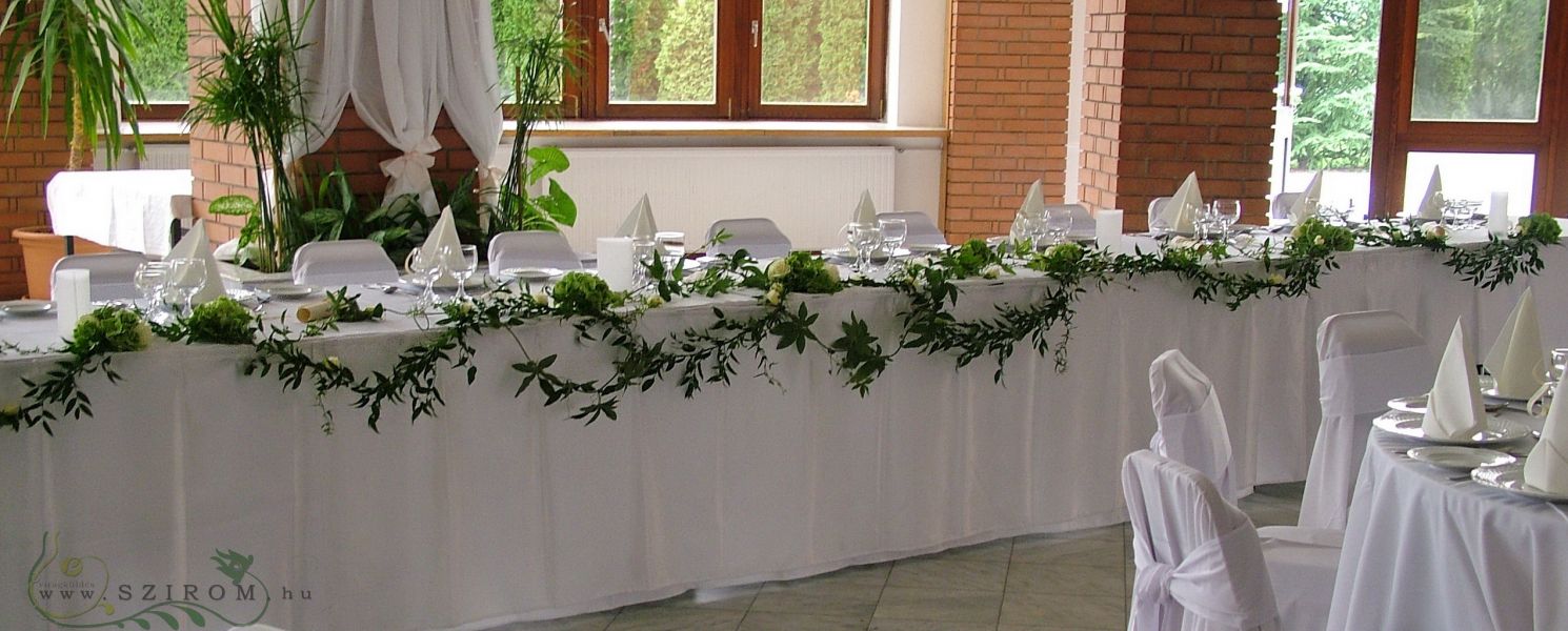 Főasztaldísz Móricz Gimnázium (zöld, fehér, golgota indák, rózsa, hortenzia, ruscus), esküvő