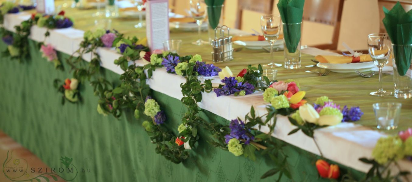 Főasztaldísz (golgota indák , tavaszi virágok, kék, narancs ), Balaton, esküvő