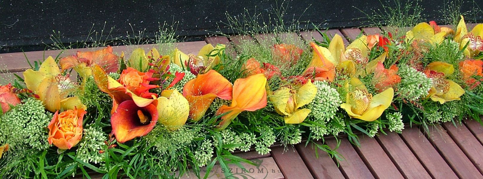 Főasztaldísz (kála, rózsa, orchidea, sárkányfű, narancs, sárga), esküvő