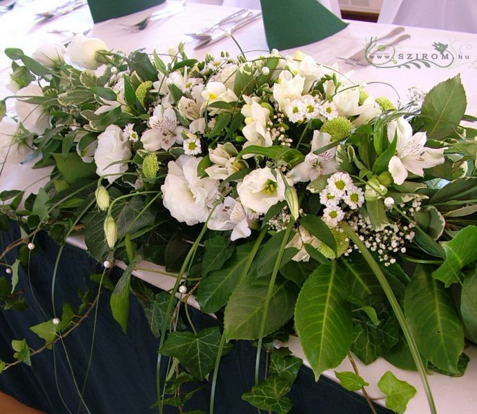 Főasztaldísz (fehér frézia, santini, inkaliliom, liziantusz, rezgő, gombkrizi), esküvő