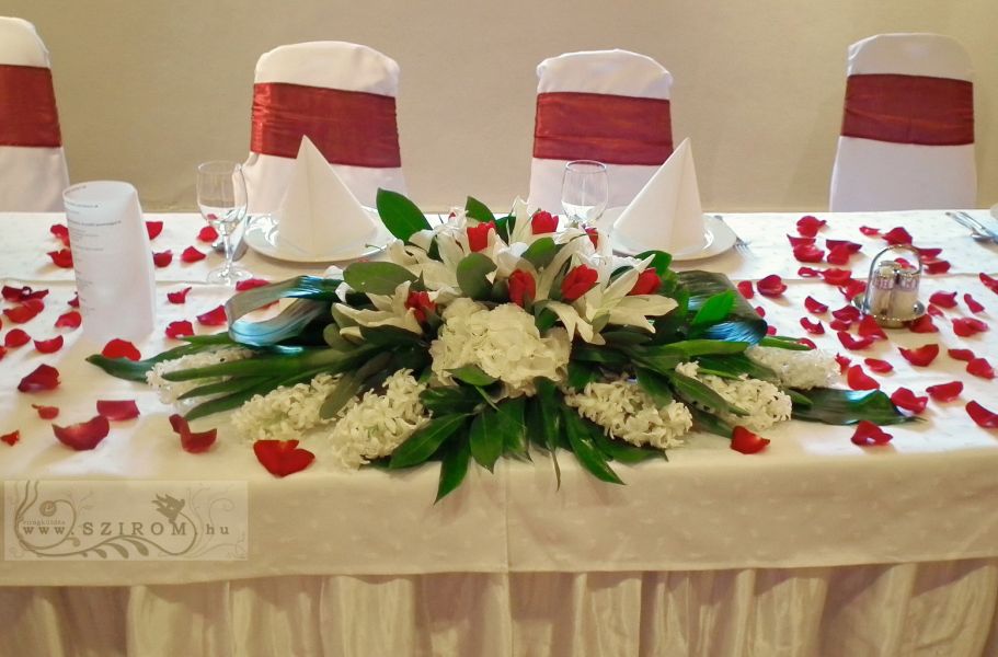 Főasztaldísz (jácint, hortenzia, liliom, tulipán, vörös, fehér), Óbudai Múzeum, esküvő