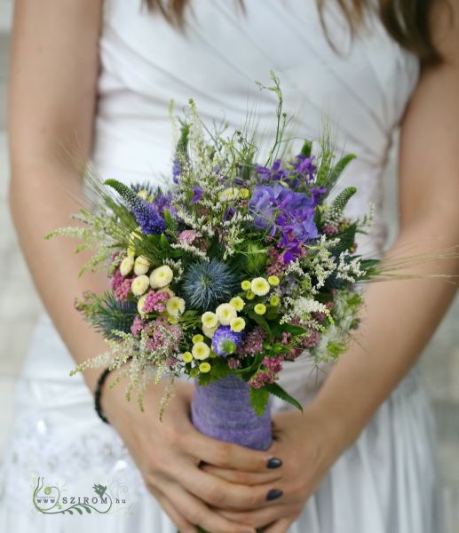 Menyasszonyi csokor mezei virágos (veronika, matricaria, eryngium, sedum, kék)