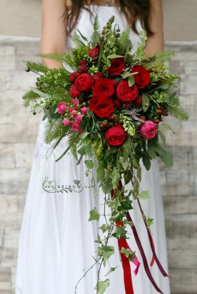 Menyasszonyi csokor rusztikus, romantikus leomló (angol rózsa, rózsa, bokros rózsa, hypericum,  vörös, rózsaszín)