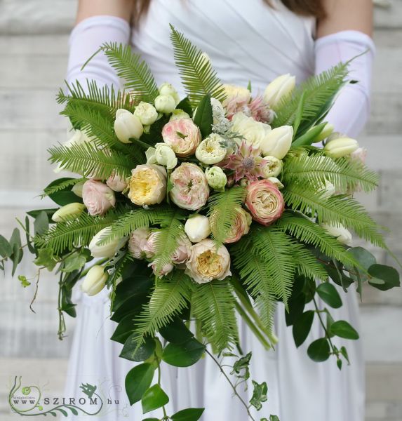 Menyasszonyi csokor rustic garden páfrányos (angol rózsa, mini protea, tulipán , fehér, rózsaszín)