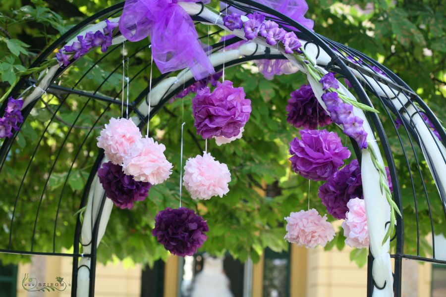 Boldogság kapu lila dekorral, Malonyai kastély, esküvő