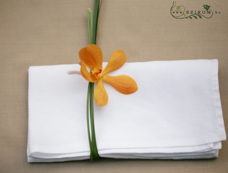 Szalvéta díszítés virággal, narancs orchidea, esküvő