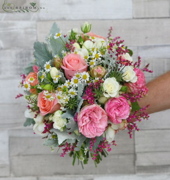 Menyasszonyi csokor mezei virágokkal (Rózsa, angol rózsa, kamilla, sóvirág, rózsaszín, barack)