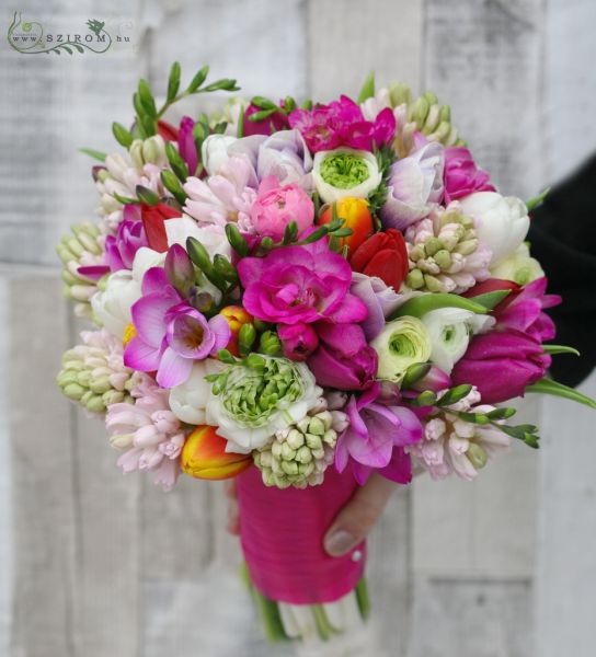 Menyasszonyi csokor színes tavaszi virágokkal (frézia, jácint, boglárka, tulipán, rózsaszín, narancs, fehér)