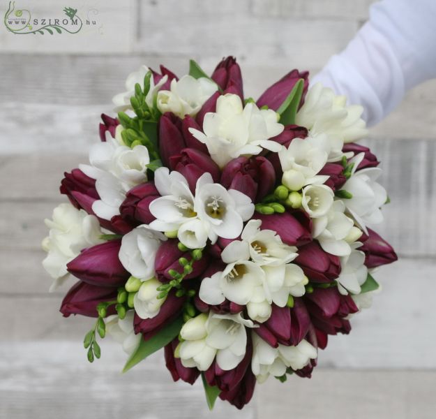 Menyasszonyi csokor fréziából, tulipánnal (fehér, lila) tavasz