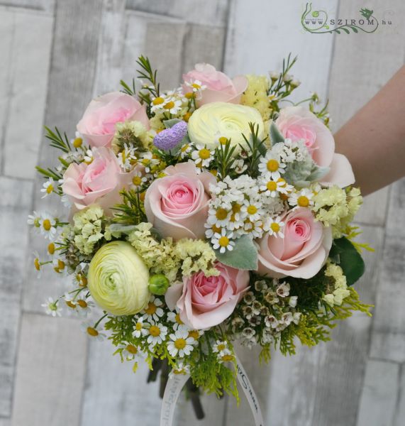 Menyasszonyi csokor rózsával, boglárkával, kamillával (krém, rózsaszín)