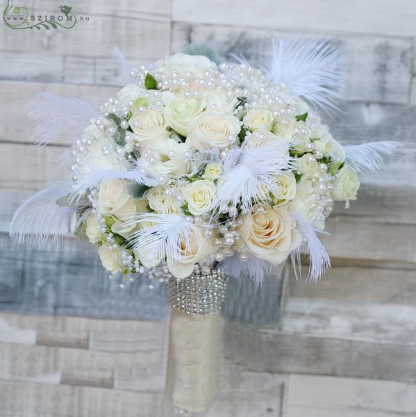 Menyasszonyi csokor Gatsby stílusban tollakkal (rózsa,fehér, krém)