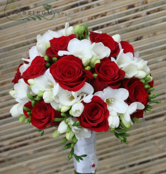 Menyasszonyi csokor vörös rózsával, fréziával (vörös, fehér)