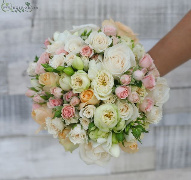 Menyasszonyi csokor mini rózsákból, rózsából, angol rózsából, fréziából ( fehér, barack, rózsaszín)