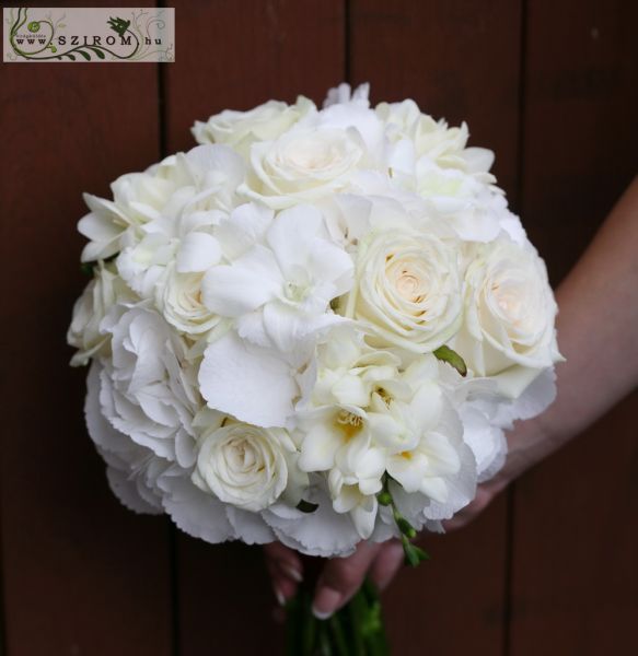 Menyasszonyi csokor fehér hortenziával, dendrobiummal, fréziával, rózsával ( fehér)