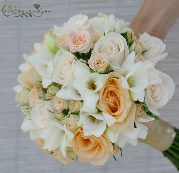 Menyasszonyi csokor barack rózsával, bokros rózsával, fréziával (fehér, barack)
