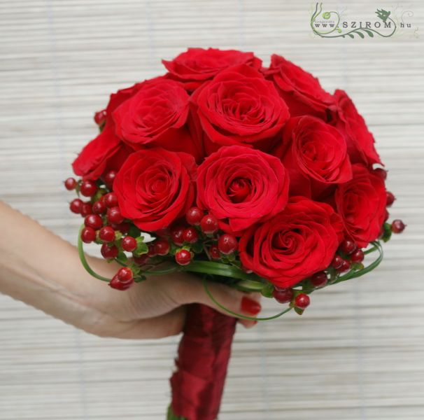 Menyasszonyi csokor vörös rózsából, hypericum bogyóval (vörös)
