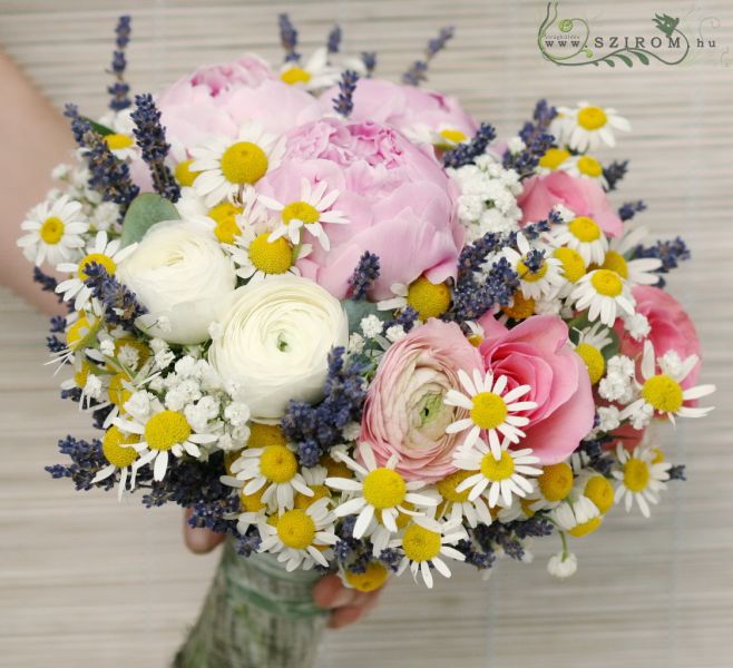 Menyasszonyi csokor kamillával, levendulával, pünkösdi rózsával (rózsaszín, lila, fehér) tavasz