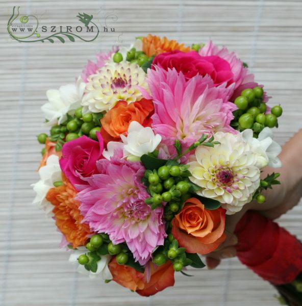 Menyasszonyi csokor színes dáliával (hypericum, rózsa, dália, frézia, zöld, narancs, rózsaszín) nyár, ősz