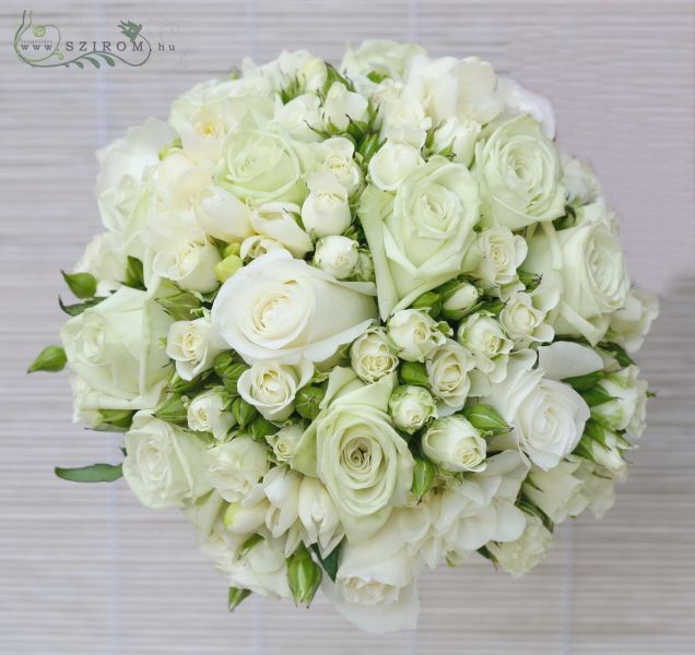 Menyasszonyi csokor rózsából, bokros rózsából, fréziával (fehér)