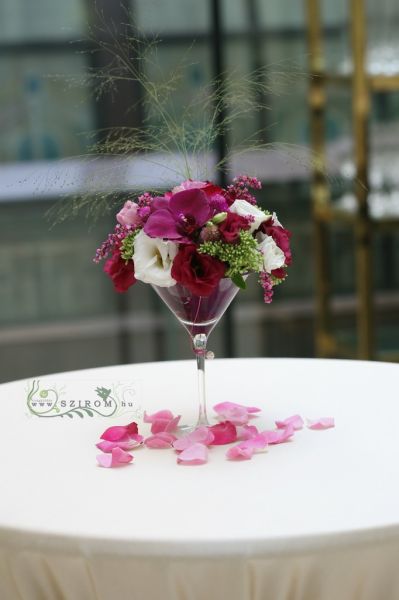Koktélpohár esküvői asztaldísz, Four Seasons Hotel Gresham Palace Budapest (liziantusz, rózsa, orchidea, rózsaszín, bordó) (id: 8488) Koktélpohár esküvői asztaldísz, Four Seasons Hotel Gresham Palace Budapest (liziantusz, rózsa, orchidea, rózsaszín, bordó)