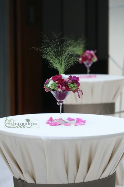 Koktélpohár esküvői asztaldísz, Four Seasons Hotel Gresham Palace Budapest (liziantusz, rózsa, orchidea, rózsaszín, bordó) (id: 8489) Koktélpohár esküvői asztaldísz, Four Seasons Hotel Gresham Palace Budapest (liziantusz, rózsa, orchidea, rózsaszín, bordó)
