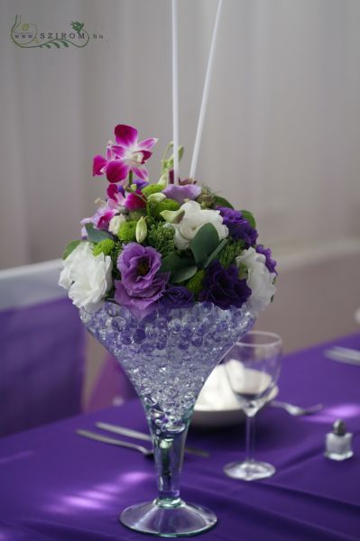 Közepes koktélpohár asztaldísz, Csillebérc (dendrobium, liziantusz, lila), esküvő