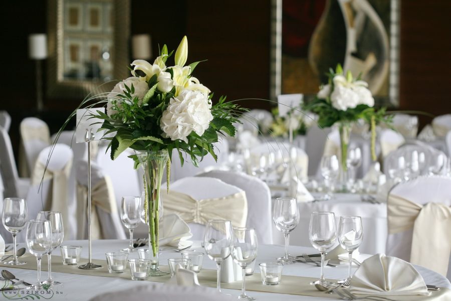 Magas vázás asztaldísz fehér liliommal és hortenziával, Marriott Budapest, esküvő