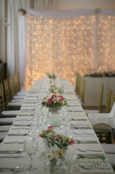 Esküvői asztaldísz pasztell virágokkal, károlyi Étterem Budapest (liziantusz, hortenzia, bokros rózsa, rózsaszín, fehér, barack)